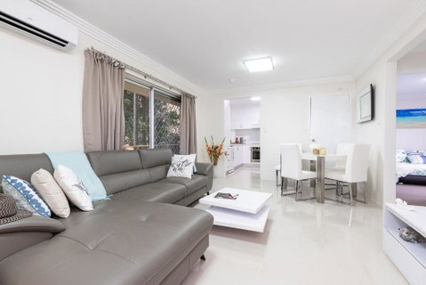 Anchorage 31 - Accommodation Redcliffe 4