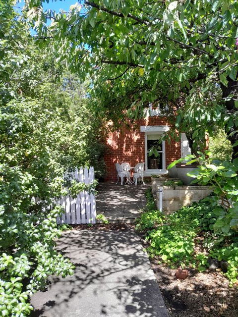 Annies Garden Cottage - Accommodation Redcliffe 0