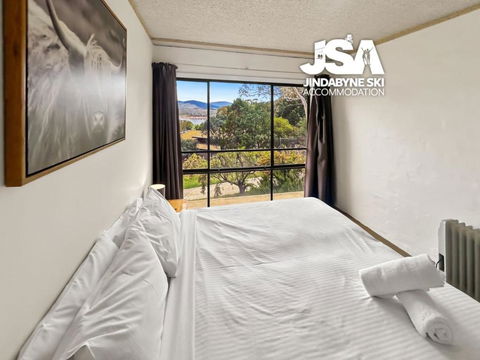 Alpine Mountain View Kirwan 10 - Accommodation Redcliffe 4
