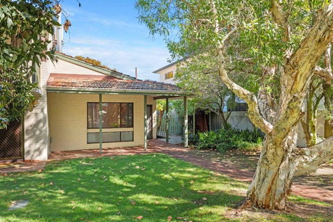 Applecross Village Gem 2BR - Accommodation Redcliffe 0