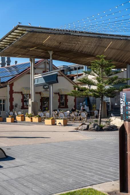 Aqua By The Sea - 1BR, Beachfront, Pool & Gym - Accommodation Redcliffe 1