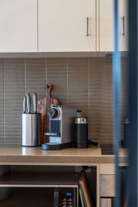 Aqua By The Sea - 1BR, Beachfront, Pool & Gym - Accommodation Redcliffe 2