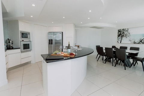 Aquavista Penthouse - Stunning 180 Views - Accommodation Redcliffe 4