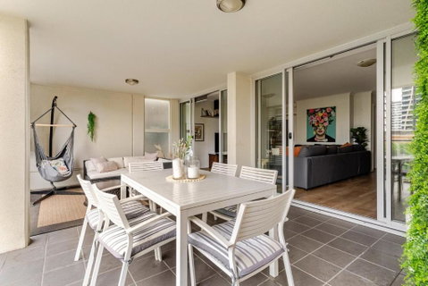 Artist Retreat With HUGE Entertaining Balcony - Accommodation Redcliffe 1