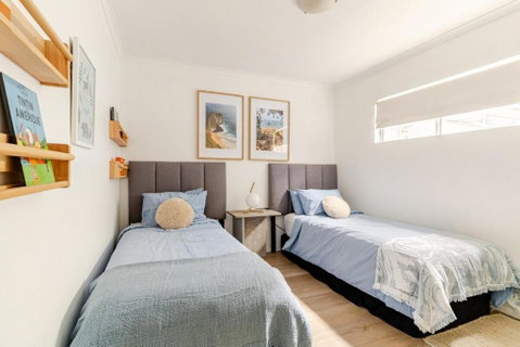Artist Retreat With HUGE Entertaining Balcony - Accommodation Redcliffe 3