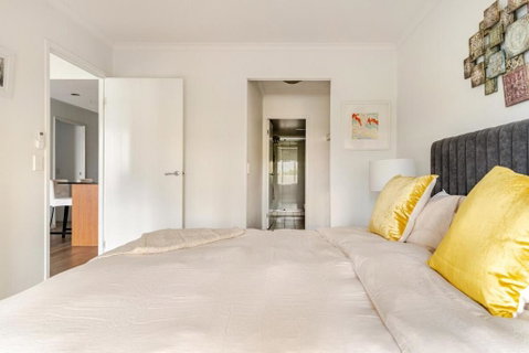 Artist Retreat With HUGE Entertaining Balcony - Accommodation Redcliffe 4