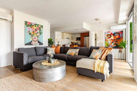 Artist Retreat With HUGE Entertaining Balcony - Accommodation Redcliffe 0