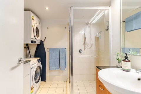 Artist Retreat With HUGE Entertaining Balcony - Accommodation Redcliffe 2