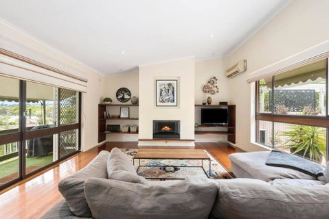 At The Hilltop - Sleeps 10 - Accommodation Redcliffe 0