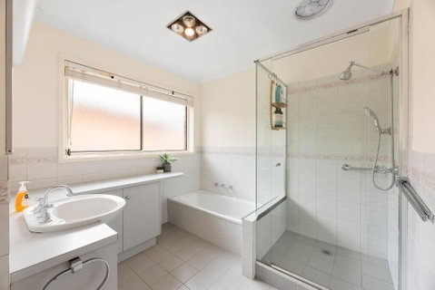 At The Hilltop - Sleeps 10 - Accommodation Redcliffe 1
