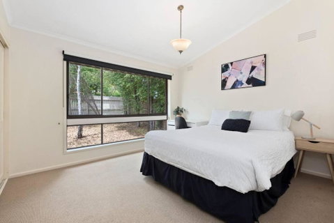 At The Hilltop - Sleeps 10 - Accommodation Redcliffe 2
