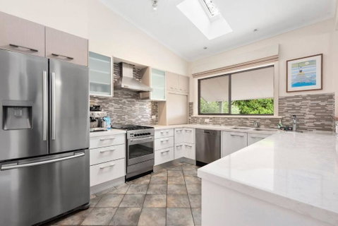 At The Hilltop - Sleeps 10 - Accommodation Redcliffe 3