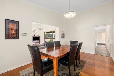 At The Hilltop - Sleeps 10 - Accommodation Redcliffe 4