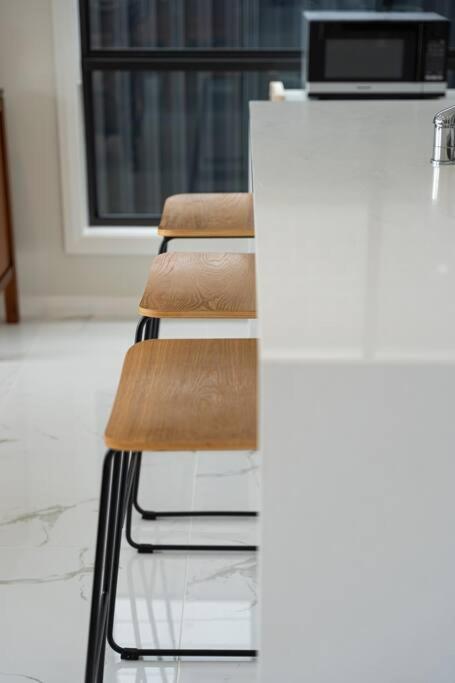 Austral Spacious Large 5 Br Home With Central AC - Accommodation Redcliffe 3