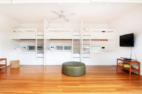 Ayana - Pet Friendly - Directly Opposite Beach - Fireplace - Accommodation Redcliffe 4