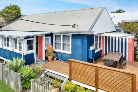 Avalon Vintage Beachside Family Getaway - Accommodation Redcliffe 0