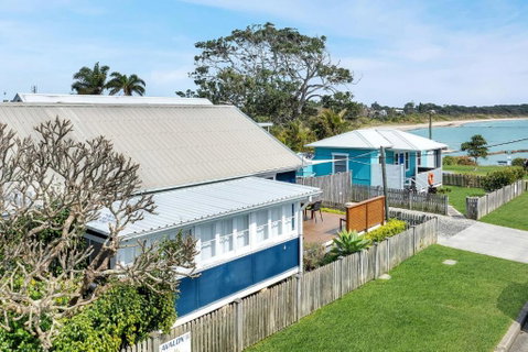 Avalon Vintage Beachside Family Getaway - Accommodation Redcliffe 1