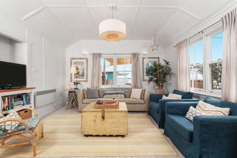 Avalon Vintage Beachside Family Getaway - Accommodation Redcliffe 2