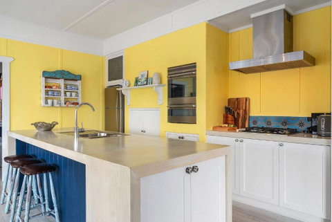 Avalon Vintage Beachside Family Getaway - Accommodation Redcliffe 4