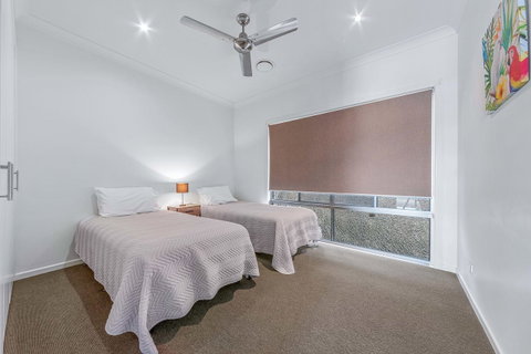 Viewpoint Holiday Home - Cannonvale - Accommodation Redcliffe 10