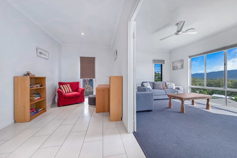 Viewpoint Holiday Home - Cannonvale - Accommodation Redcliffe 7