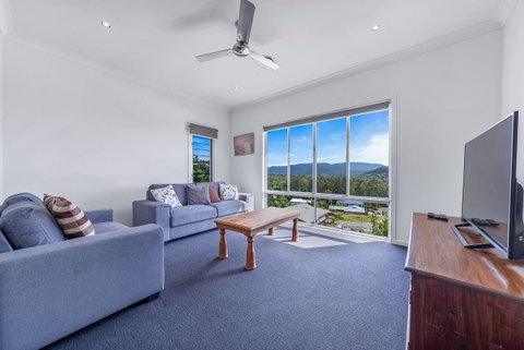 Viewpoint Holiday Home - Cannonvale - Accommodation Redcliffe 8