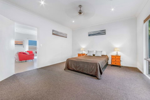 Viewpoint Holiday Home - Cannonvale - Accommodation Redcliffe 12