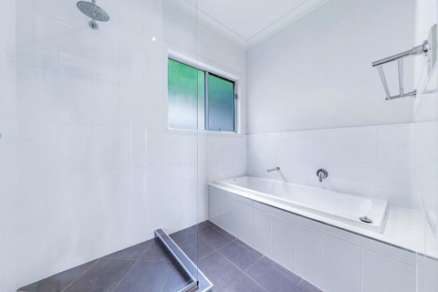 Viewpoint Holiday Home - Cannonvale - Accommodation Redcliffe 14