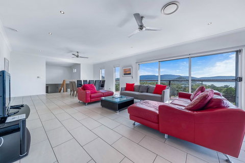Viewpoint Holiday Home - Cannonvale - Accommodation Redcliffe 4