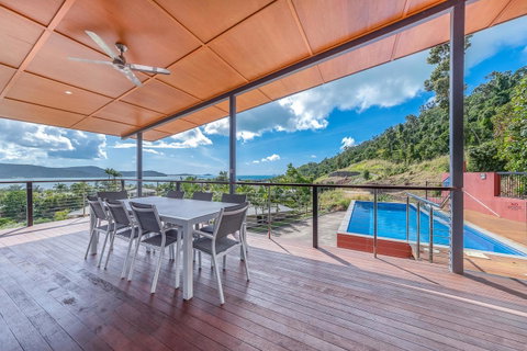 Viewpoint Holiday Home - Cannonvale - Accommodation Redcliffe 3