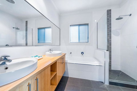 Viewpoint Holiday Home - Cannonvale - Accommodation Redcliffe 13