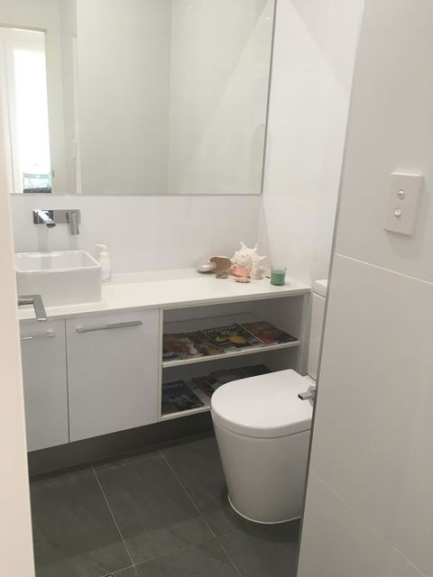 Modern Beach Villa - Accommodation Redcliffe 8