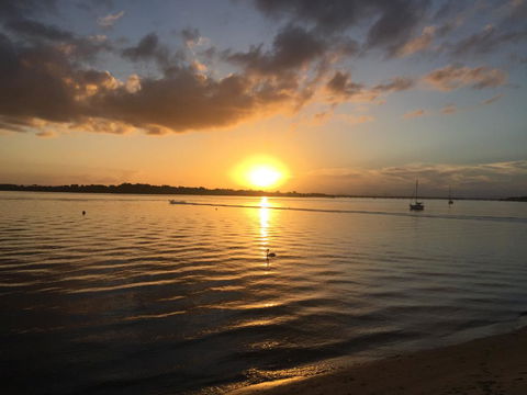 Modern Beach Villa - Accommodation Redcliffe 18
