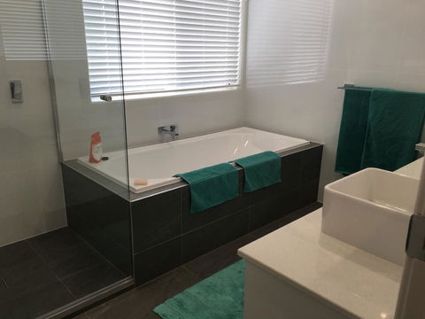 Modern Beach Villa - Accommodation Redcliffe 7
