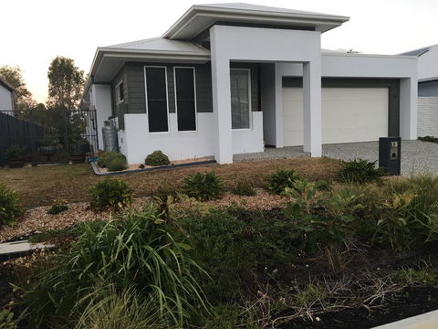 Modern Beach Villa - Accommodation Redcliffe 2