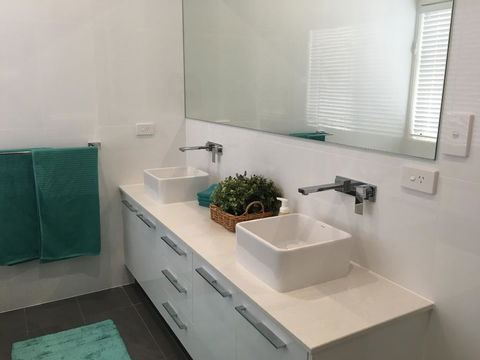 Modern Beach Villa - Accommodation Redcliffe 6