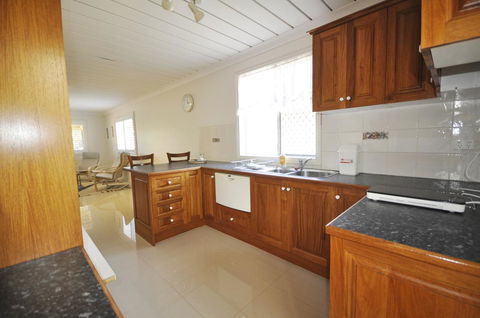 Ocean Wave - Accommodation Redcliffe 7