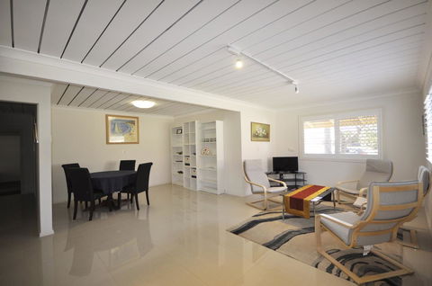 Ocean Wave - Accommodation Redcliffe 8