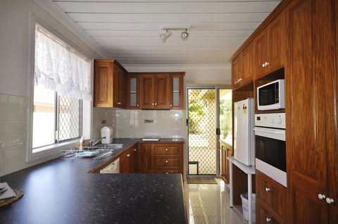 Ocean Wave - Accommodation Redcliffe 3