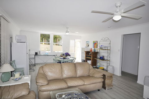 Retro Beach Flat - Accommodation Redcliffe 3