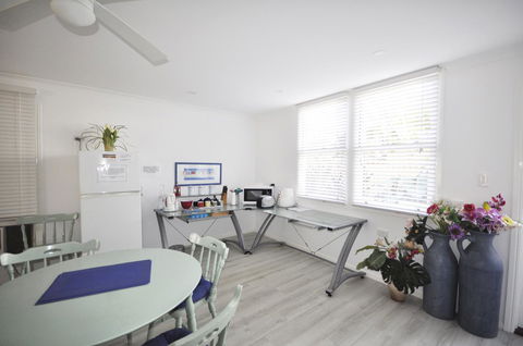 Retro Beach Flat - Accommodation Redcliffe 9