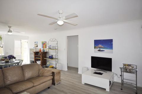 Retro Beach Flat - Accommodation Redcliffe 4