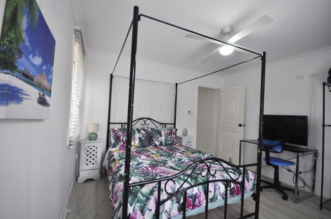 Retro Beach Flat - Accommodation Redcliffe 7