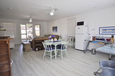 Retro Beach Flat - Accommodation Redcliffe 10