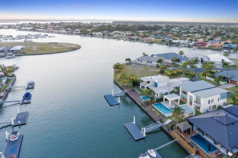 Luxury Canal Front Holiday House - Accommodation Redcliffe 10
