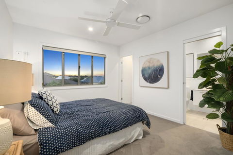 Luxury Canal Front Holiday House - Accommodation Redcliffe 13