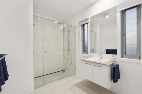 Luxury Canal Front Holiday House - Accommodation Redcliffe 5