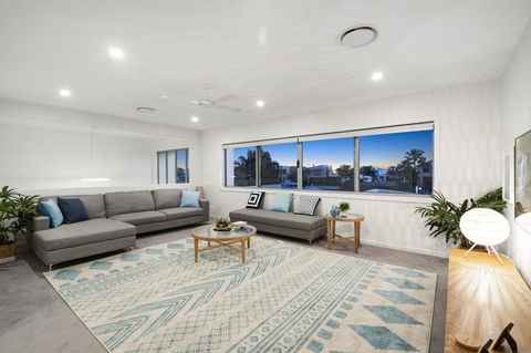 Luxury Canal Front Holiday House - Accommodation Redcliffe 8