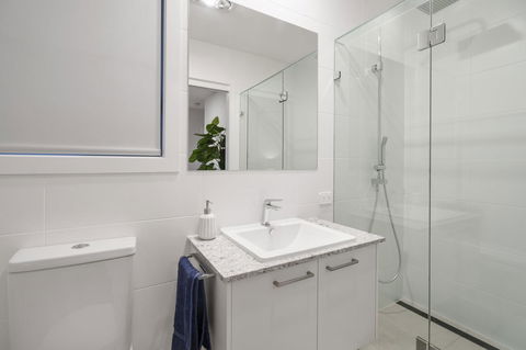 Luxury Canal Front Holiday House - Accommodation Redcliffe 11