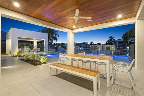 Luxury Canal Front Holiday House - Accommodation Redcliffe 14
